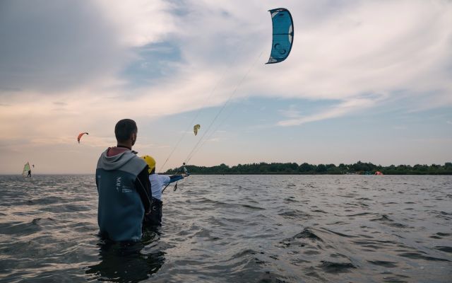 Półkolonie kitesurfingowe x surfingowe w Jastarni