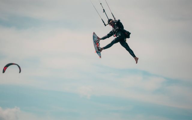 Obóz kitesurfingowy dla dorosłych - Kite, Surf & Chill 2026