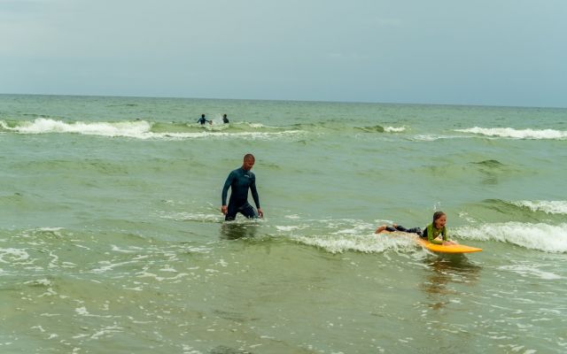 Półkolonie kitesurfingowe x surfingowe w Jastarni