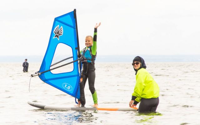 Półkolonie kitesurfingowe x surfingowe w Jastarni